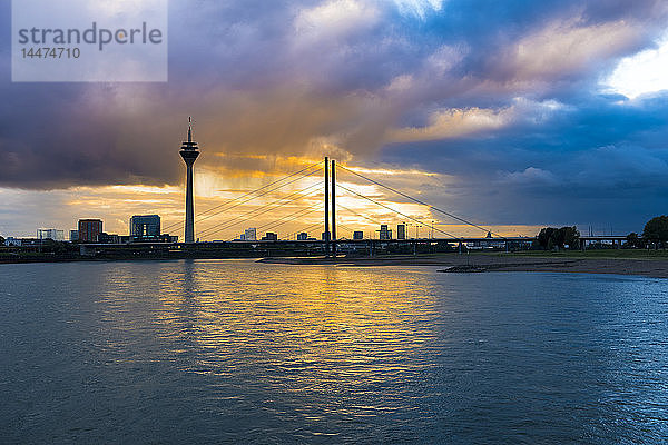 Deutschland  Düsseldorf  Oberkasselbrücke mit Medienhafen und Fernsehturm im Hintergrund
