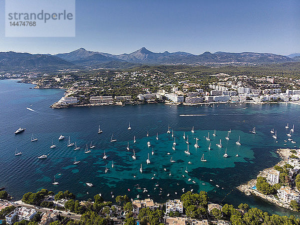 Spanien  Balearen  Mallorca  Region Calvia  Luftaufnahme von Santa ponca  Yachthafen  Serra de Tramuntana im Hintergrund