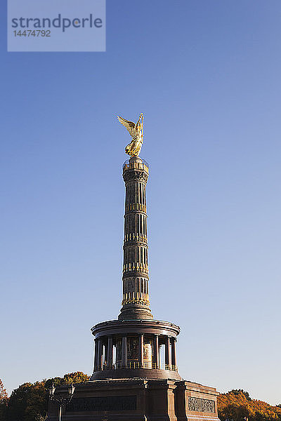 Deutschland  Berlin  Blick auf Siegessäule gegen blauen Himmel