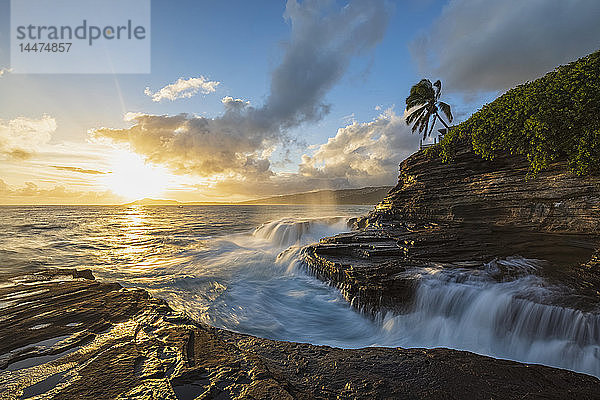 USA  Hawaii  Oahu  China Mauer bei Sonnenuntergang