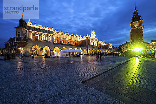 Polen  Krakau  Stadt bei Nacht  Hauptplatz in der Altstadt  Tuchhalle und Rathausturm