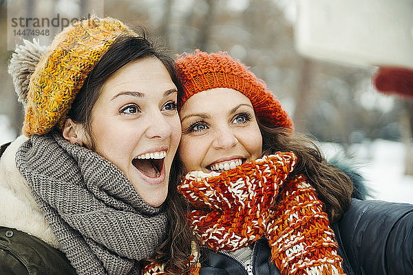 Zwei Freunde beim Selbstmord im Schnee