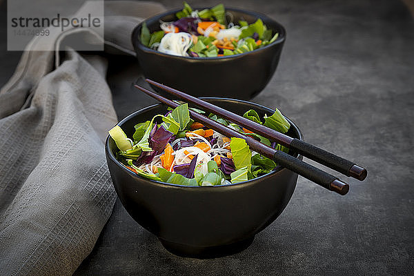 Zwei Schüsseln Glasnudelsalat mit Gemüse und Erdnüssen