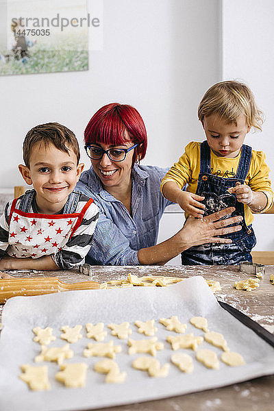 Mutter backt Kekse mit ihren Kindern