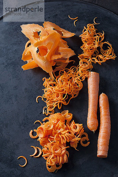 Ganze und spiralisierte Möhren/Karotten