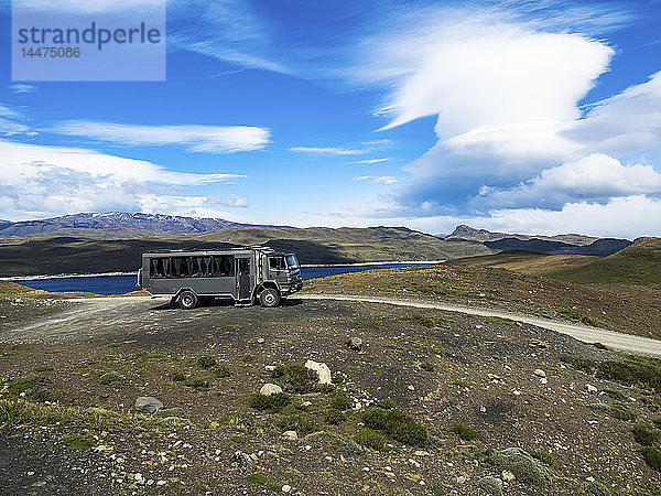 Chile  Patagonien  Nationalpark Torres del Paine  Cerro Paine Grande und Torres del Paine  Lago Nordenskjold  Bus