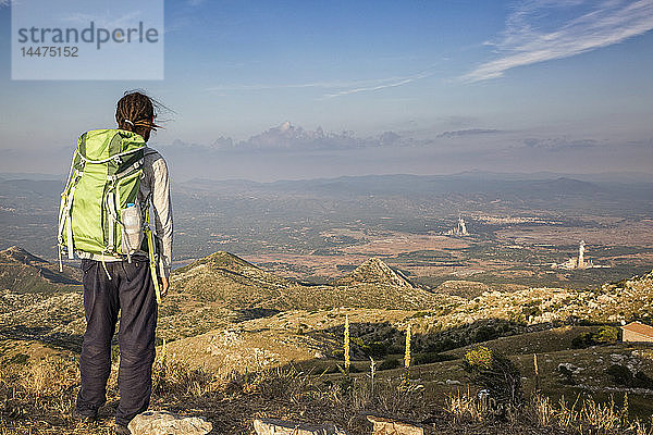 Griechenland  Peloponnes  Arkadien  Lykaion  Mann genießt die Aussicht vom Berg Profitis Ilias