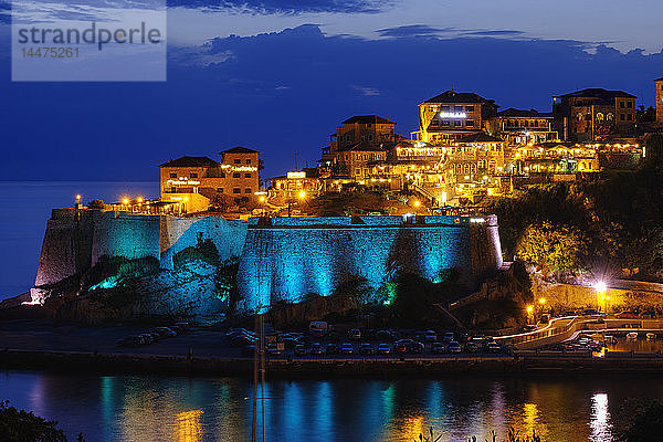 Montenegro  Ulcinj  Adriaküste  Altstadt in der Abenddämmerung