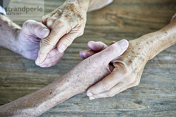 Älteres Paar hält Händchen  Nahaufnahme