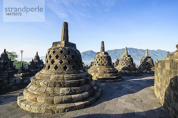 Indonesien  Java  Borobudur-Tempelkomplex  Stupas im frühen Morgenlicht