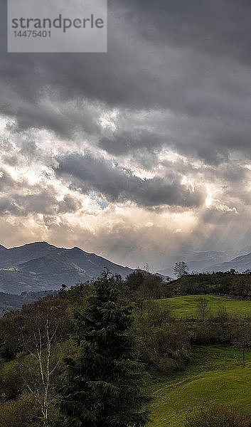 Spanien  Asturien  Berglandschaft  stürmischer Herbsttag