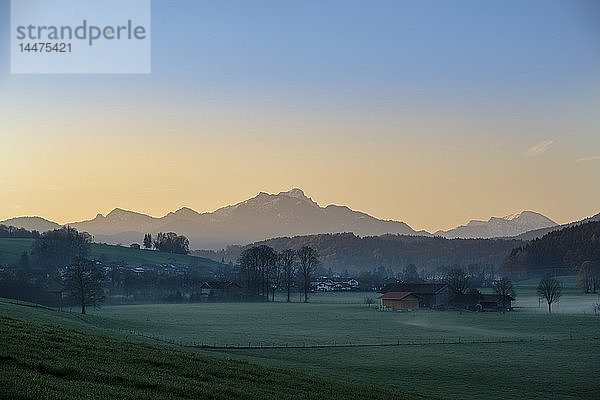 Deutschland  Bayern  Oberbayern  Blick von Miesbach auf den Schliersee  Wendelstein bei Sonnenaufgang