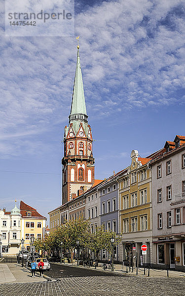 Deutschland  Sachsen  Löbau  Altmarkt  im Hintergrund die St. Nikolaus-Kirche