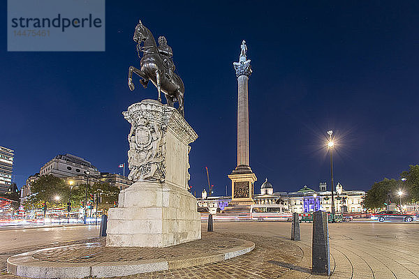 Vereinigtes Königreich  England  London  Trafalgar Square mit der Nelson-Säule und der Georg IV-Statue bei Nacht