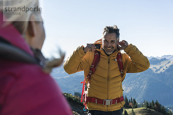 Österreich  Tirol  glücklicher Mann mit Frau wandert in den Bergen