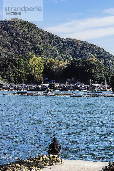 Japan  Präfektur Kyoto  Fischerdorf Ine  Stadtbild mit Angler