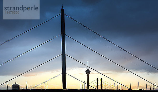 Deutschland  Düsseldorf  Oberkasselbrücke mit Fernsehturm im Hintergrund in der Dämmerung