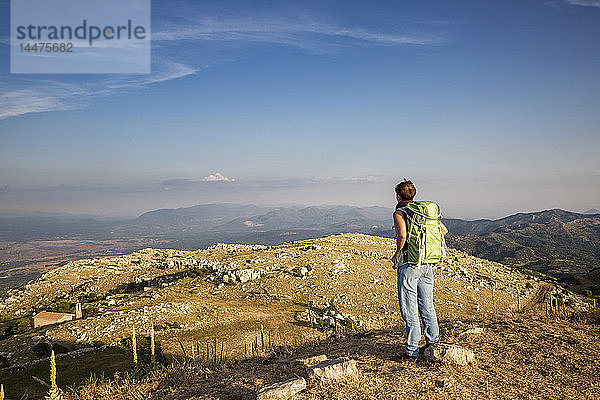 Griechenland  Peloponnes  Arkadien  Lykaion  Frau genießt die Aussicht vom Berg Profitis Ilias