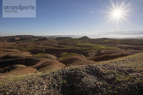 Marokko  Agafay-Wüste gegen die Sonne