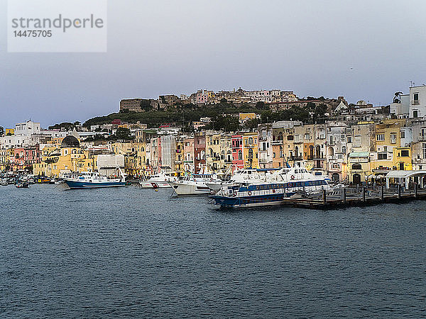 Italien  Kampanien  Neapel  Golf von Neapel  Insel Procida  Marina di Sancio Cattolico im Morgenlicht