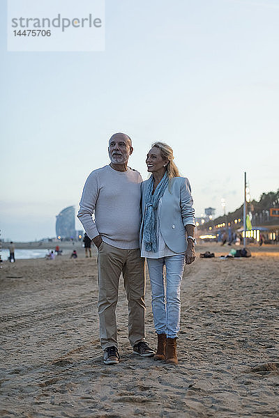 Spanien  Barcelona  glückliches älteres Ehepaar am Strand in der Abenddämmerung