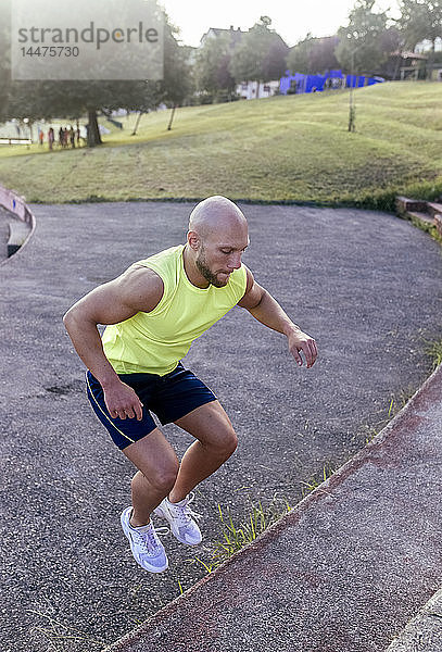 Muskulöser Mann trainiert im Freien