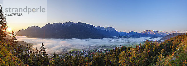 Deutschland  Oberbayern  Werdenfelser Land  Wallgau  Isartal bei Sonnenaufgang  Blick von Krepelschrofen