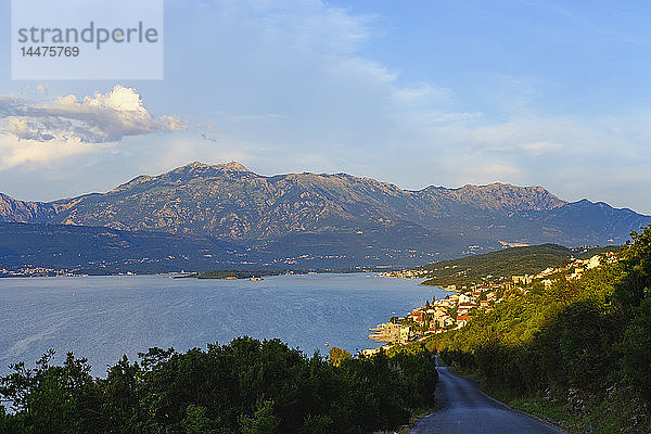 Montenegro  Bucht von Kontor  Halbinsel Lustica  Krasici bei Tivat  Berg Lovcen