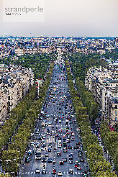 Frankreich  Paris  Stadtbild mit Avenue des Champs-Elysées und Louvre
