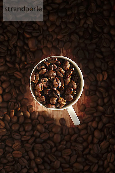 Tasse geröstete Kaffeebohnen