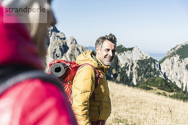 Österreich  Tirol  lächelnder Mann mit Frau beim Wandern in den Bergen