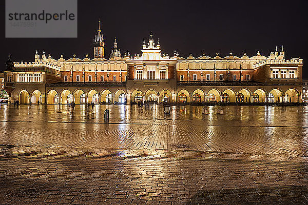 Polen  Krakau  Altstadt  nachts beleuchteter Tuchsaal auf dem Hauptplatz