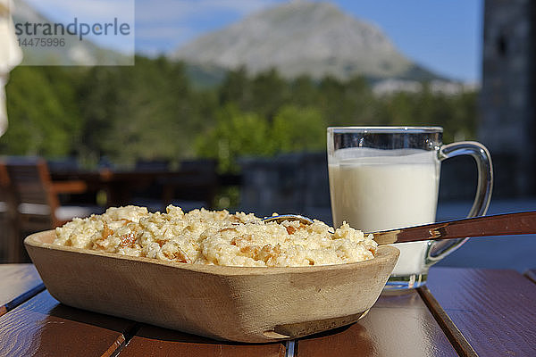 Montenegro  Popara mit Milch auf Holztisch