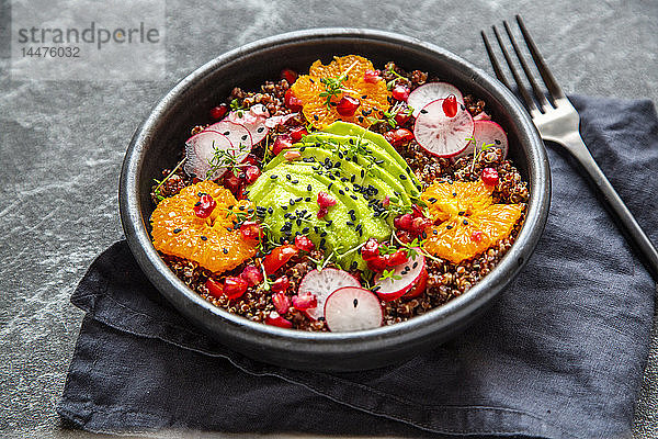 Roter Quinoa-Salat mit Avocado  Tomaten  roten Radieschen  Granatapfelkernen  schwarzem Sesam und Kresse