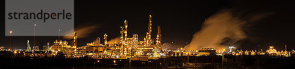 Vereinigtes Königreich  Grangemouth  Panoramablick auf die petrochemische Raffinerie bei Nacht