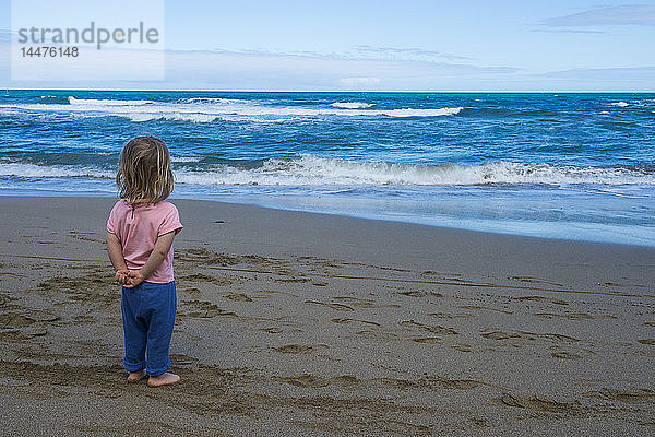 Spanien  Kanarische Inseln  Fuerteventura  La Pared  Playa del Viejo Rey  kleines Mädchen am Strand stehend