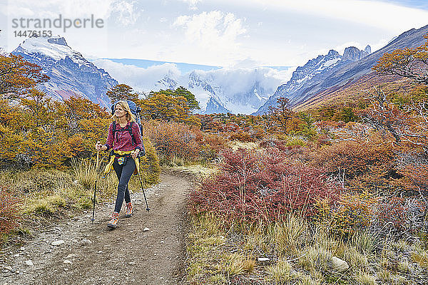 Argentinien  Patagonien  El Chalten  Frau beim Wandern am Cerro Torre im Nationalpark Los Glaciares