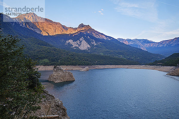 Montenegro  Provinz Pluzine  Stausee Pivsko jezero bei Sonnenaufgang
