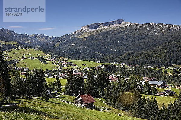 Österreich  Vorarlberg  Allgäuer Alpen  Kleines Walsertal  Riezlern  Hoher Ifen im Hintergrund