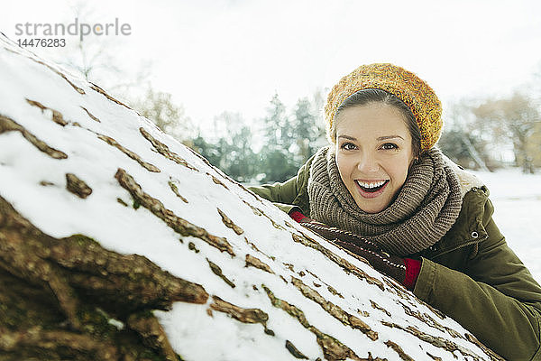 Porträt einer lachenden Frau im Schnee