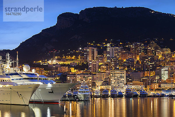 Fürstentum Monaco  Monaco  Monte Carlo  Yachthafen zur blauen Stunde