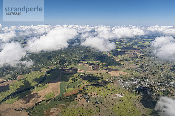 Mauritius  Luftaufnahme der Insel mit Wolken
