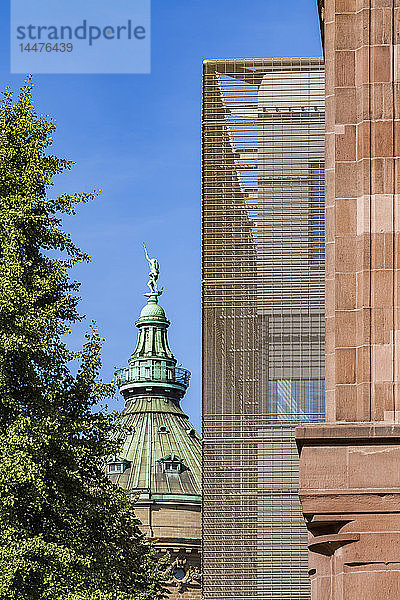 Deutschland  Mannheim  Teil der Fassade der neu gebauten Kunstgalerie und des Wasserturms im Hintergrund