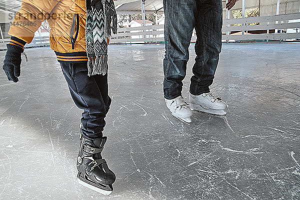 Grossvater und Enkel auf der Eisbahn  Schlittschuhlaufen