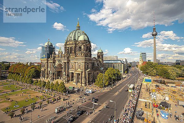 Deutschland  Berlin  Museumsinsel mit Berliner Dom und Berliner Fernsehturm im Hintergrund