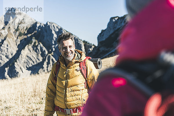 Österreich  Tirol  glücklicher Mann mit Frau wandert in den Bergen