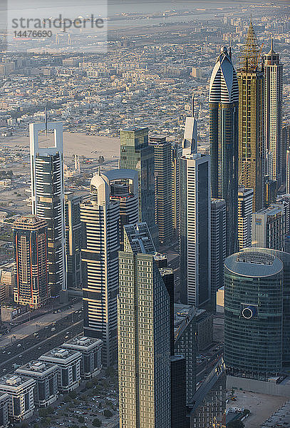 Vereinigte Arabische Emirate  Dubai  Hochhaus in Down Town Dubai