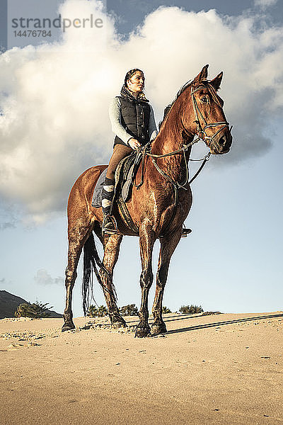 Spanien  Tarifa  Frau zu Pferd am Strand