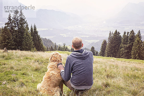 Österreich  Tirol  Kaisergebirge  Mann mit Hund auf Bergwanderung