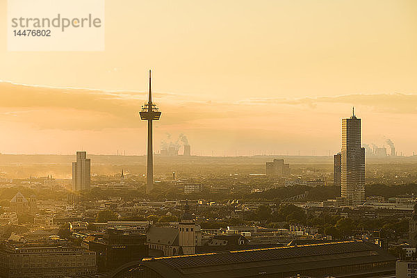 Deutschland  Köln  Silhouette des Uni-Centers  Fernsehturm und Kölner Turm im Morgengrauen